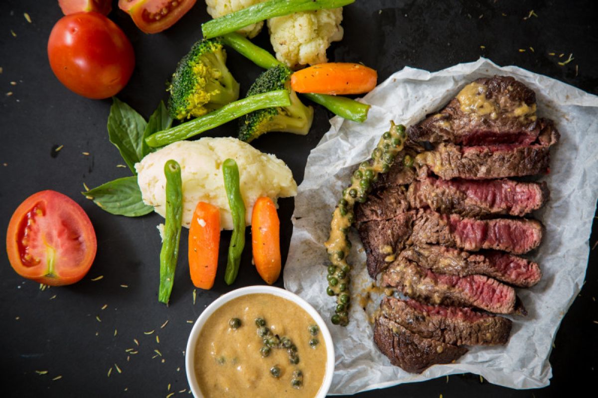 5. Menekan Daging dengan Spatula
