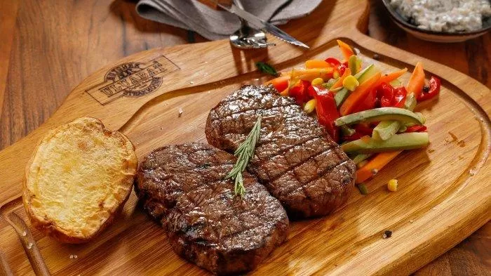 Gunakan Teknik 'Mechanical Tenderizing' (Memukul Daging)