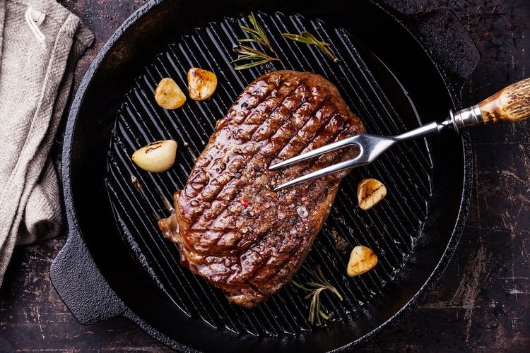 Kesalahan 5: Terlalu Sering Membolak-balik Steak
