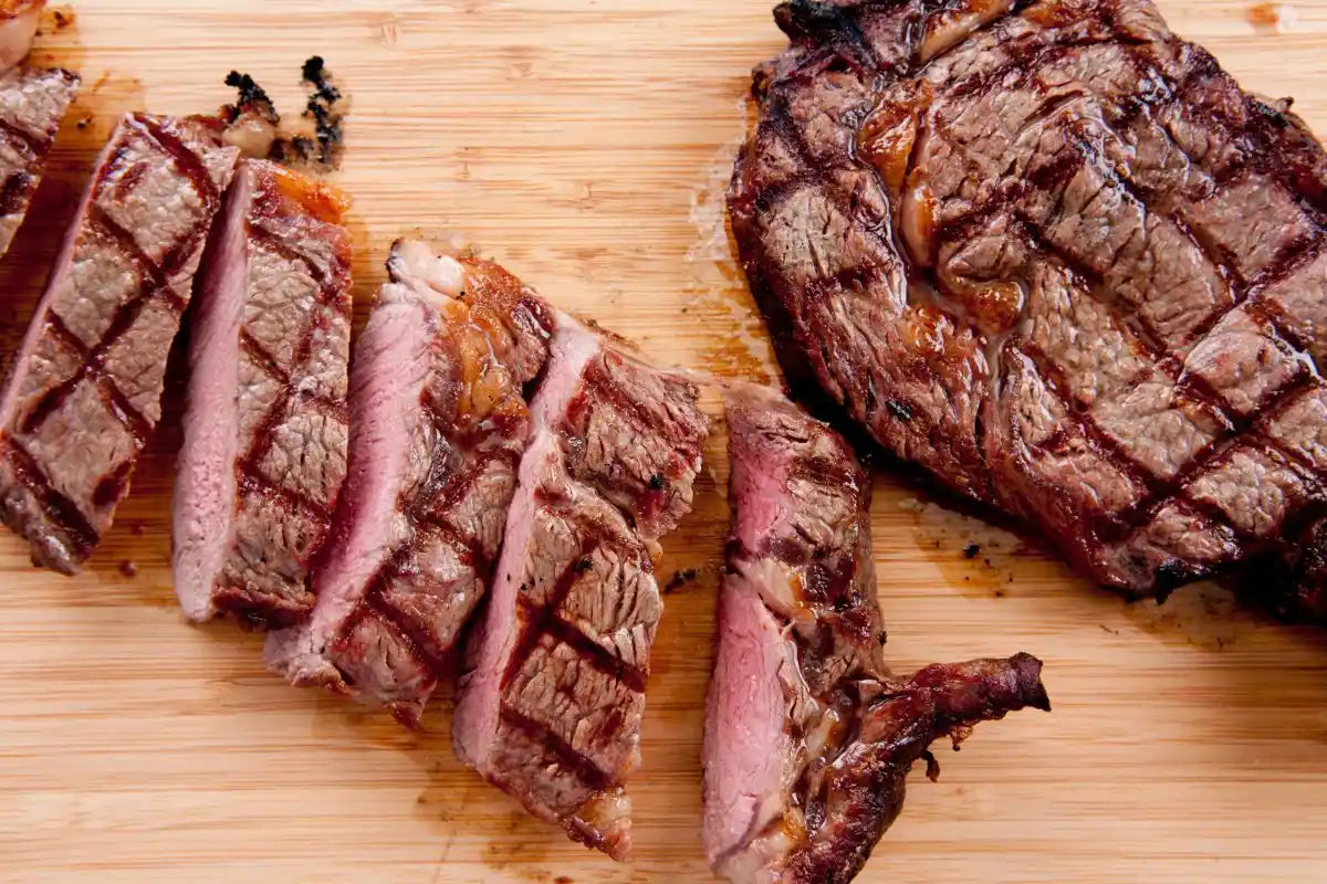 Langkah-Langkah Memotong Steak Melawan Serat (Sebelum dan Sesudah Masak)