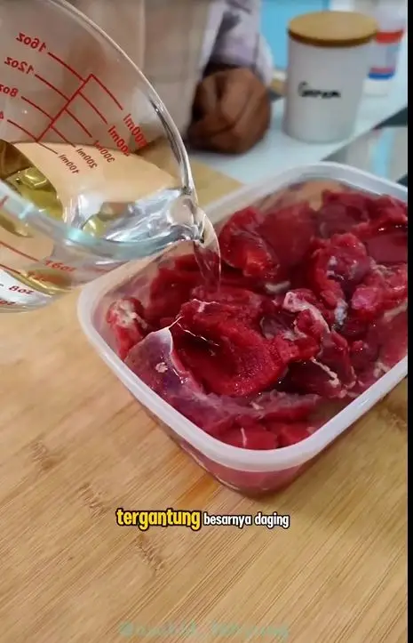 Metode 3: Thawing dengan Microwave - Solusi Darurat