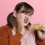 Penyebab dan Cara Ampuh Mengatasi Gigi Ngilu Saat Makan Manis