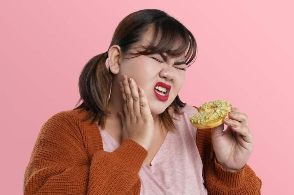 Penyebab dan Cara Ampuh Mengatasi Gigi Ngilu Saat Makan Manis